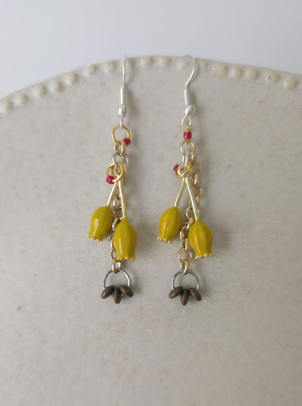 Colorful chain earrings with yellow tulips