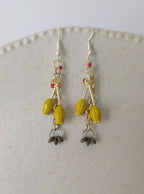 Colorful chain earrings with yellow tulips