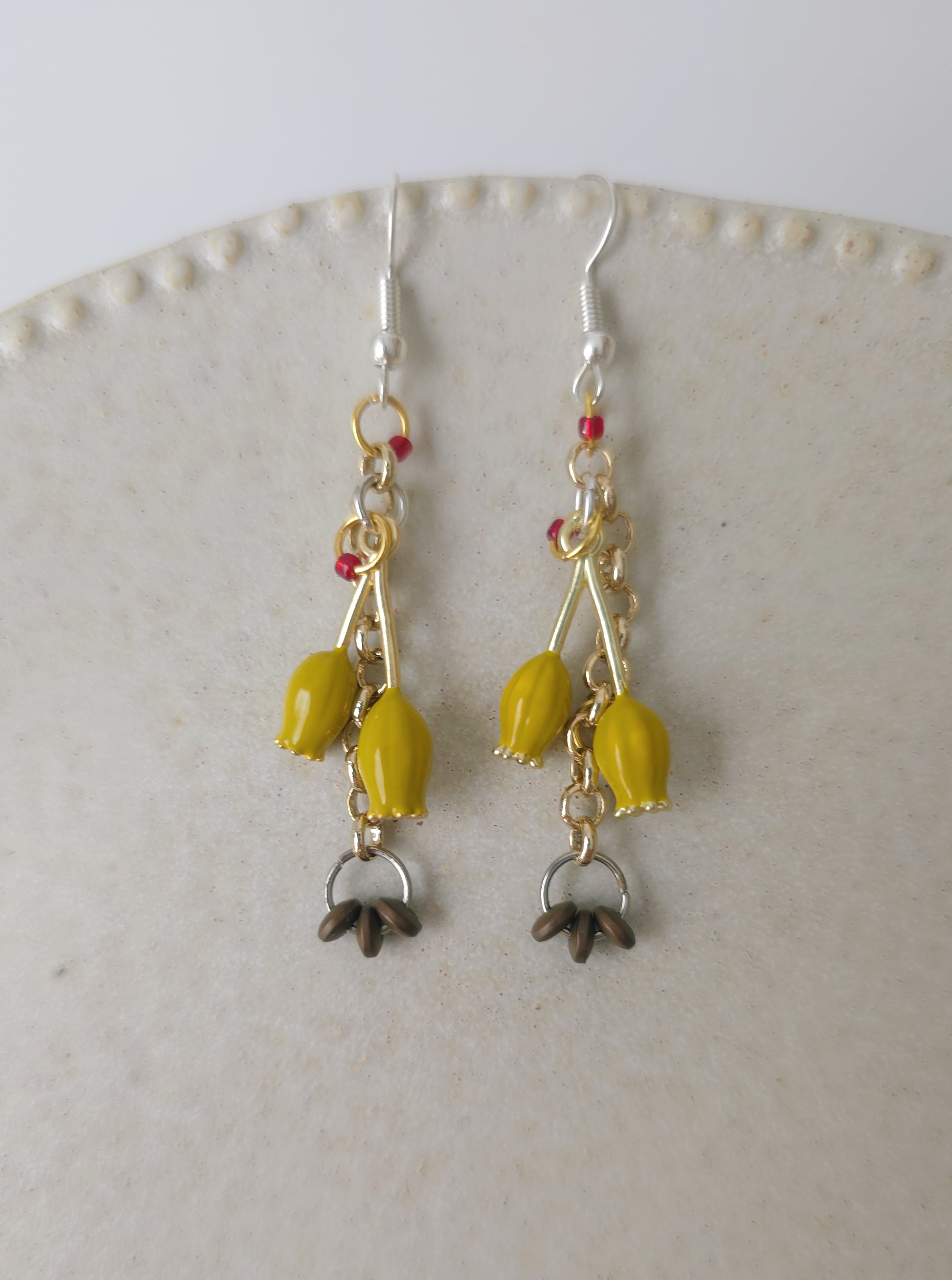 Colorful chain earrings with yellow tulips