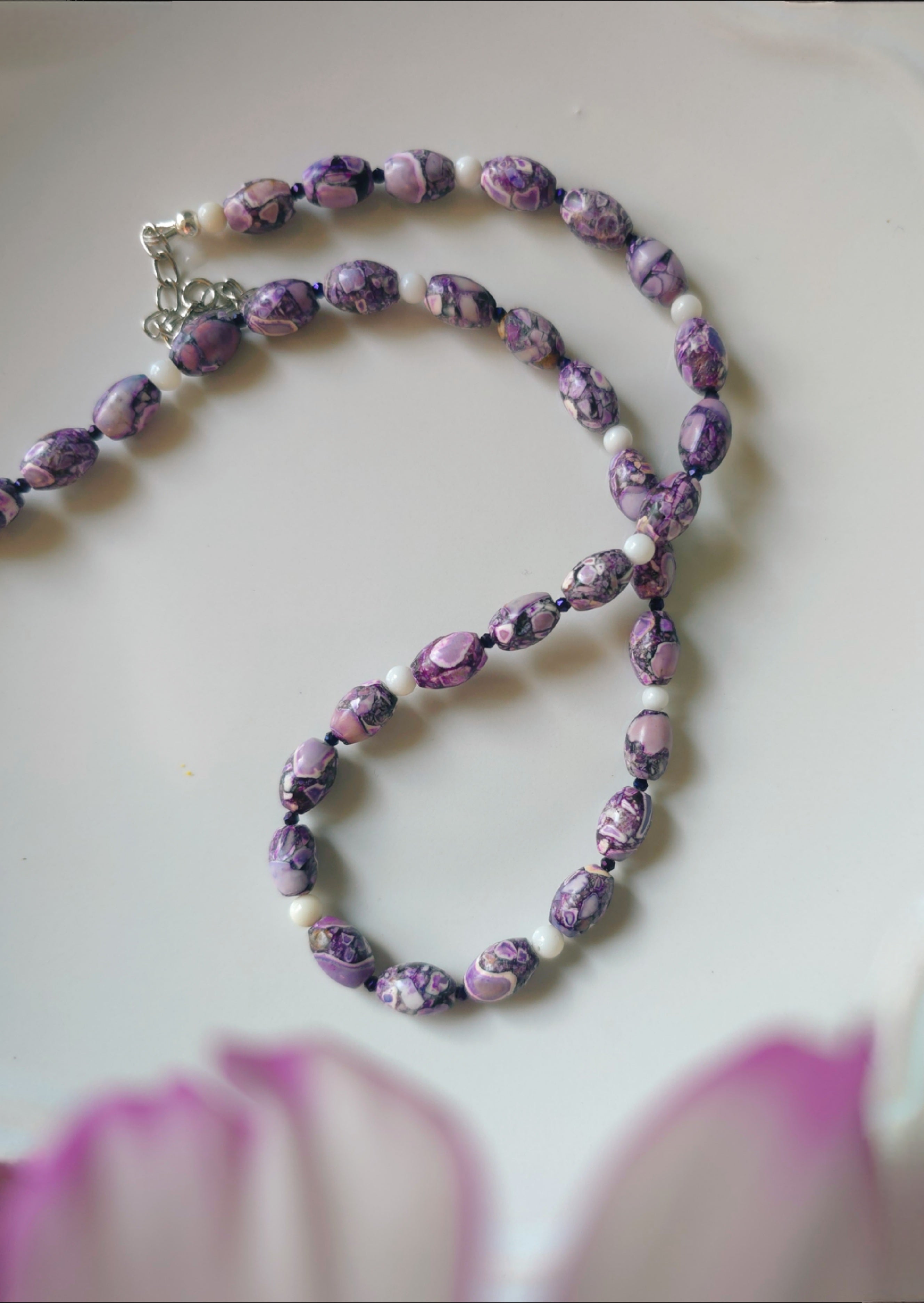 Raibi violetas krelles